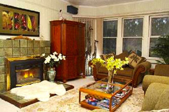Aloha Junction B & B - Bed and Breakfast comfortable sitting room