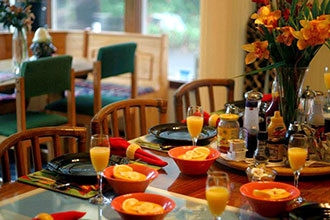 Aloha Junction B & B - Papaya boat and macadamia nut breakfasts