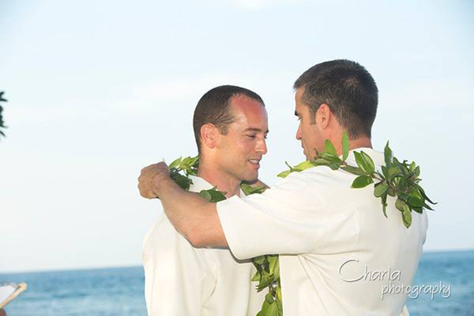 Purple orchid Wedding - Gay couple preparing for wedding ceremony on the beach