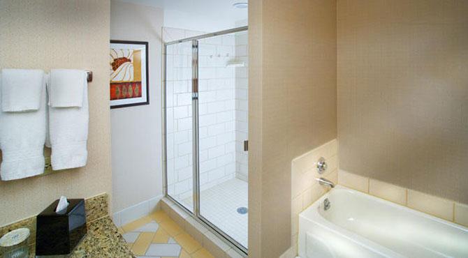 Doubletree O'Hare Guest Bath