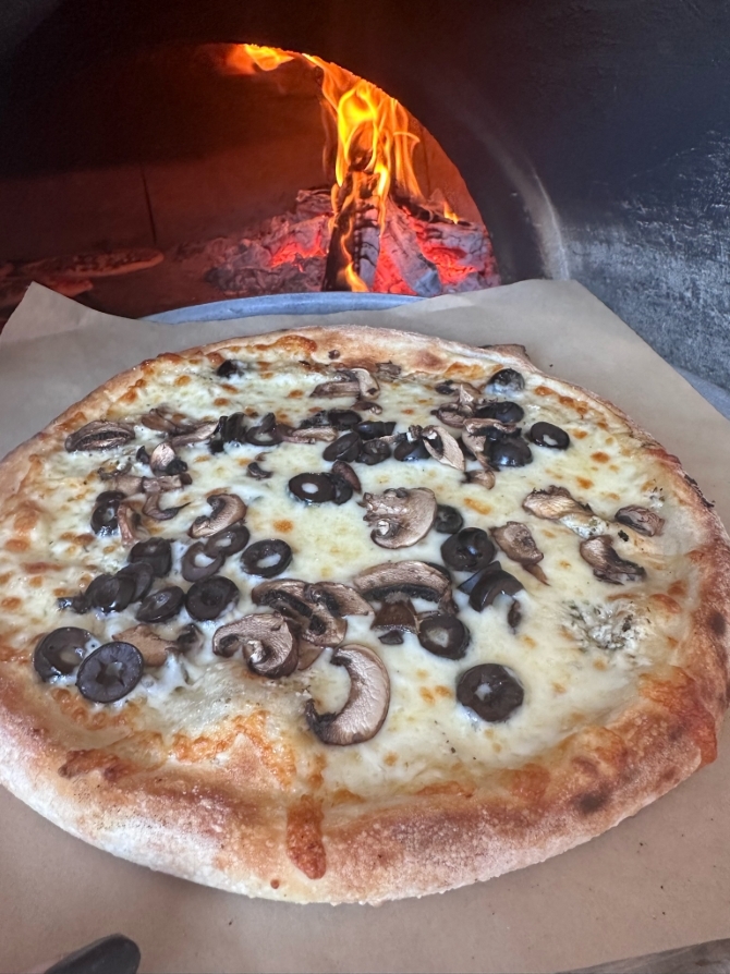 Bella Familia Woodfired Pizza
Northern California LGBT Wedding Caterer
Loomis, CA 
