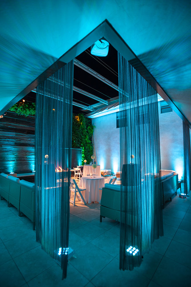 Seven4one - trendy wedding with blue uplighting 