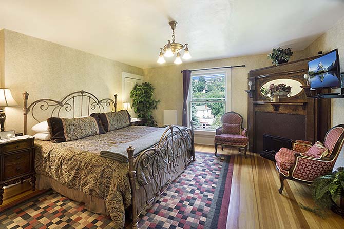 Avenue Hotel Bed and Breakfast - King size guest room