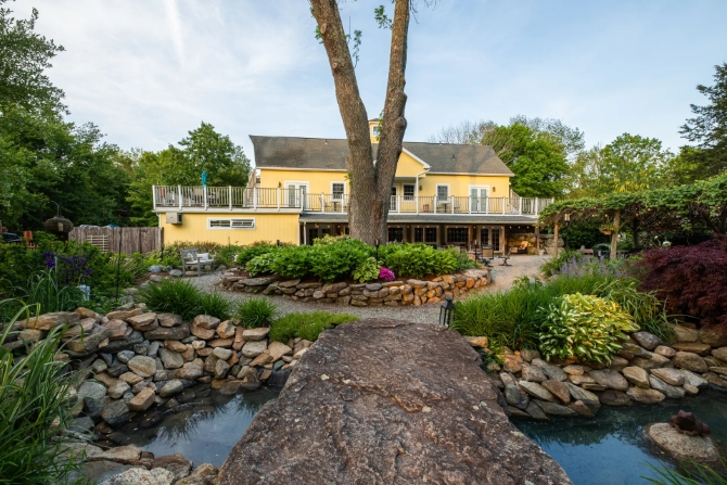 Stonecroft Inn
Mystic, Connecticut LGBT Wedding Reception Venue  
