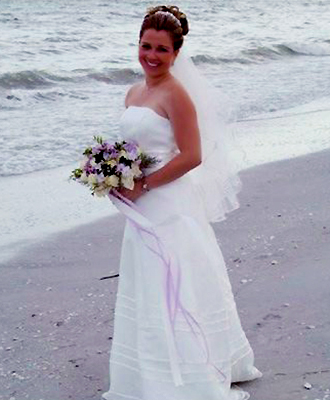 Florida Weddings Online - Bride with bouquet on the beach