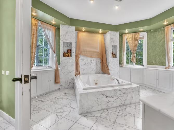 Young Mansion & Gardens
Hollywood, Florida LGBT Wedding Mansion
