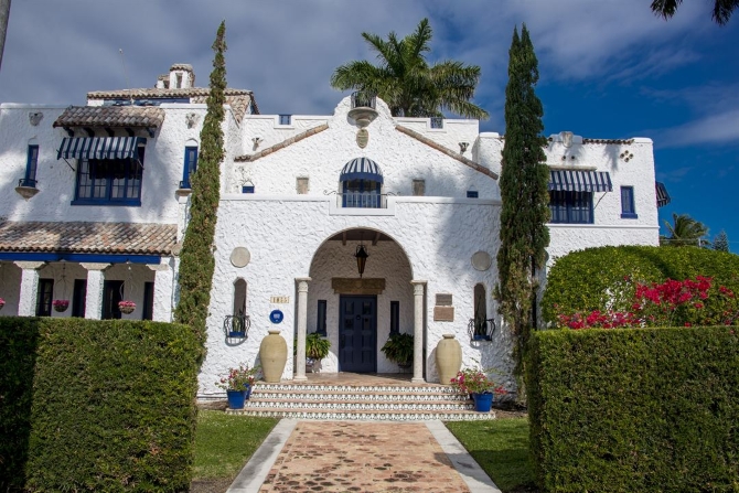 Young Mansion & Gardens
Hollywood, Florida LGBT Wedding Mansion
