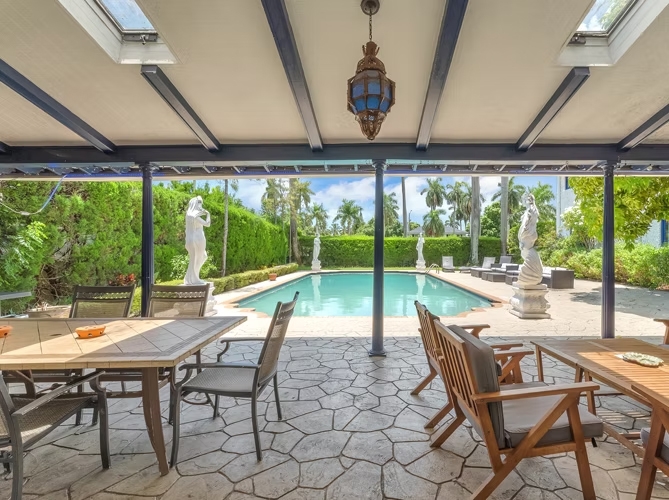 Young Mansion & Gardens
Hollywood, Florida LGBT Wedding Mansion
