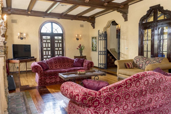 Young Mansion & Gardens
Hollywood, Florida LGBT Wedding Mansion
