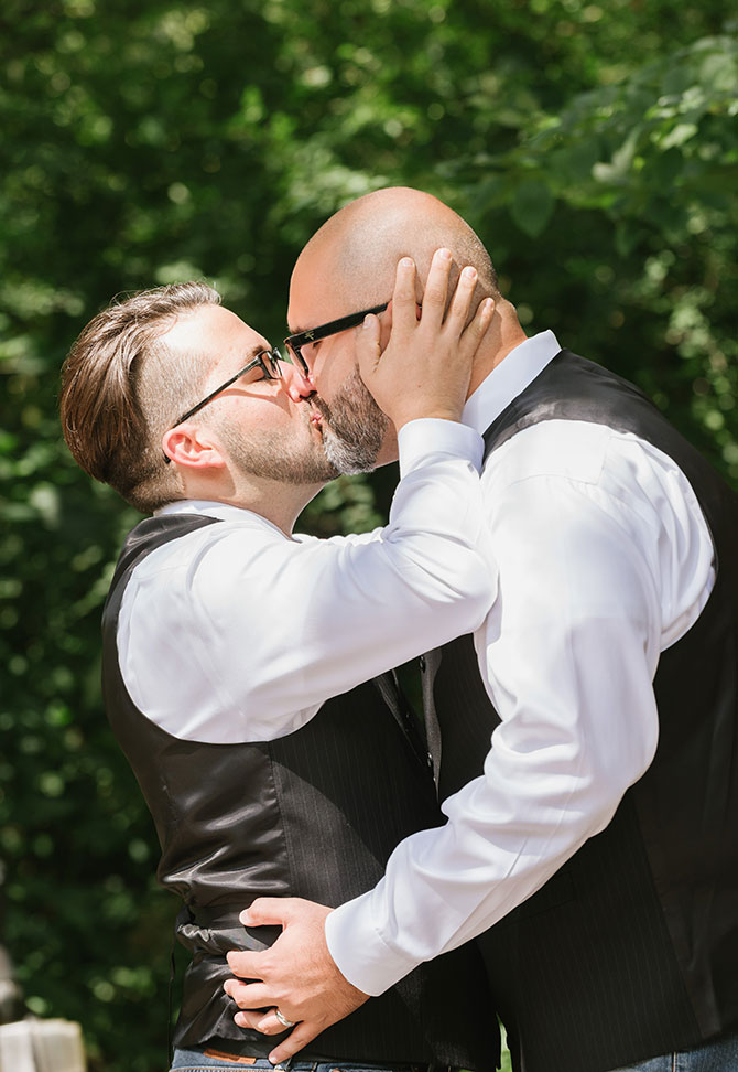 Flow Ceremonies - Grooms Kiss