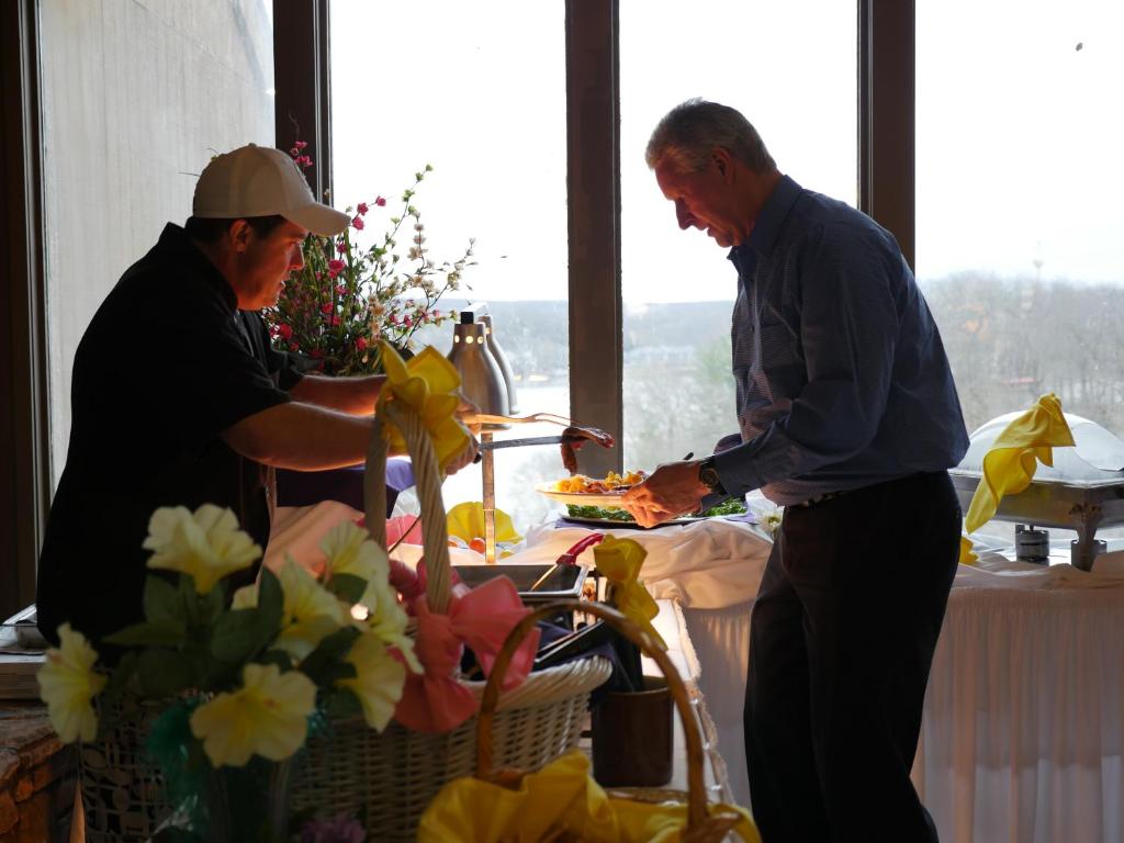 Inn at Grand Glaize
Osage Beach, Missouri LGBT Wedding Packages
Lake of the Ozarks, Osage Beach, MO, Fun Lake
