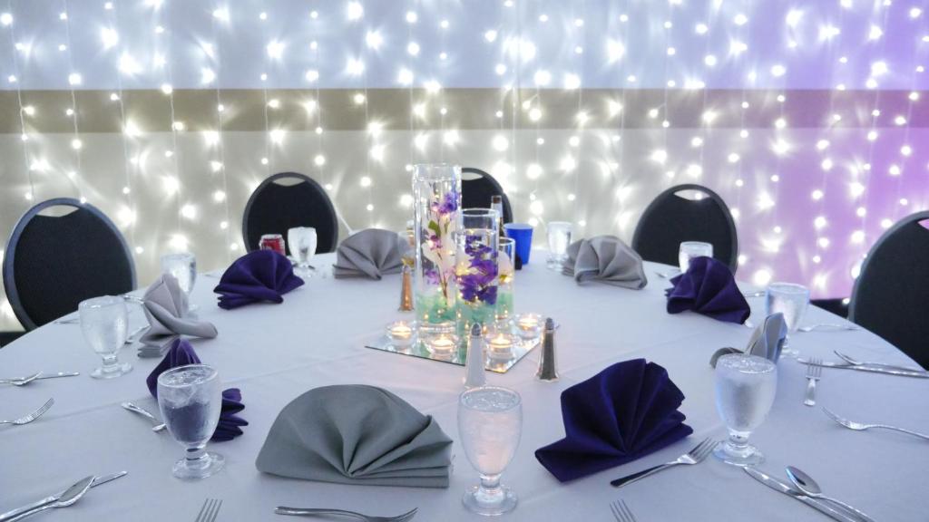 Inn at Grand Glaize
Osage Beach, Missouri LGBT Wedding Packages
Lake of the Ozarks, Osage Beach, MO, Fun Lake

