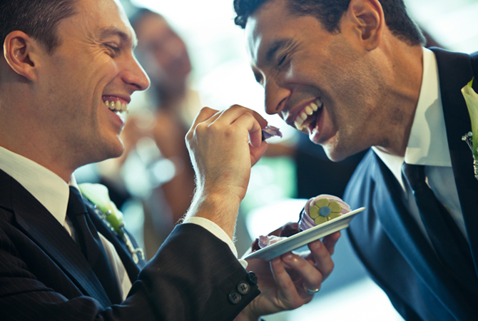 The Clinton Inn Hotel & Event Center grooms eating cake