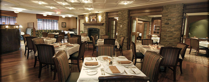 The Clinton Inn Hotel & Event Center - Restaurant with fireplace