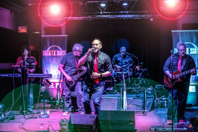 Deluxe Suite Band 
Columbus, Ohio LGBT Wedding Musicians

