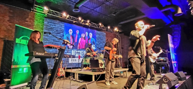 Deluxe Suite Band 
Columbus, Ohio LGBT Wedding Musicians

