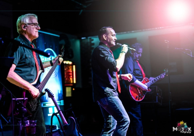 Deluxe Suite Band 
Columbus, Ohio LGBT Wedding Musicians

