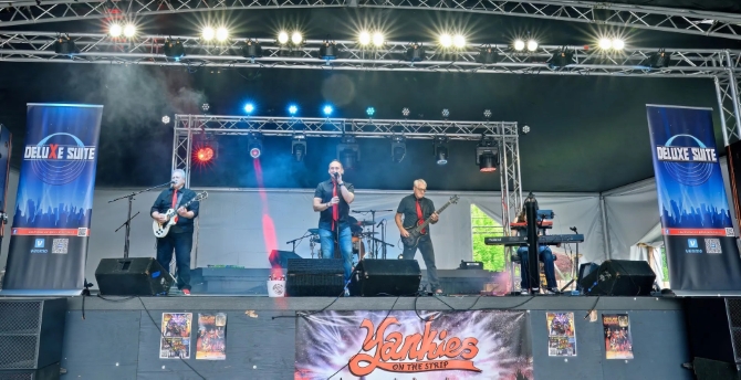 Deluxe Suite Band 
Columbus, Ohio LGBT Wedding Musicians

