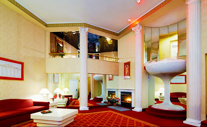 Cove Haven Resorts - Honeymoon Suite with elevated Champagne Glass Hot Tub