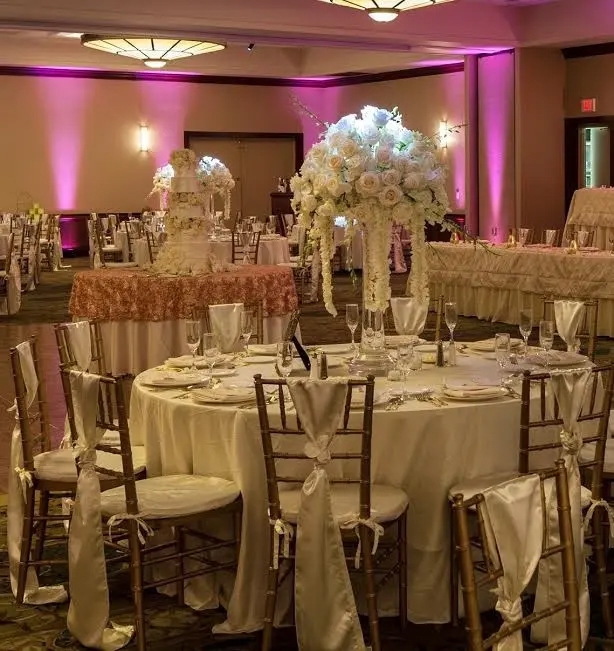 DoubleTree by Hilton Pittsburgh-Green Tree 
Pittsburgh, Pennsylvania LGBT Wedding Packages
