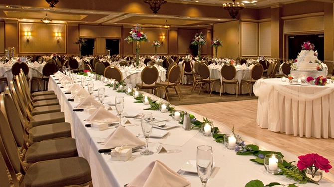 DoubleTree by Hilton Pittsburgh Meadow Lands - bride and groom reception table