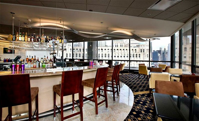 Holiday Inn Chicago Mart Plaza - Full bar with view of city skyline