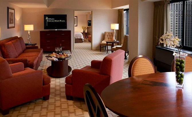 Holiday Inn Chicago Mart Plaza - Spacious guestroom with contemporary furnishings