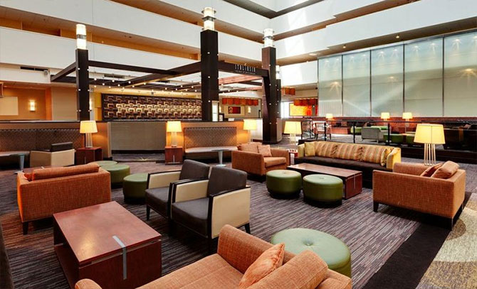 Holiday Inn Chicago Mart Plaza - Expansive modern lobby