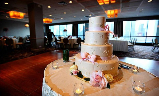 Holiday Inn Chicago Mart Plaza - Custom wedding cakes