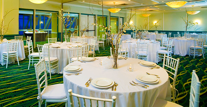Holiday Inn Oceanside - Reception Area Dining Tables