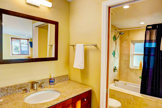 Guest bath with tub shower - Maui Sunseeker Maui’s Largest Gay & Lesbian Resort in Hawaii
